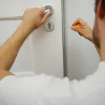 Perché Evitare il Fai-Da-Te con una Porta Bloccata